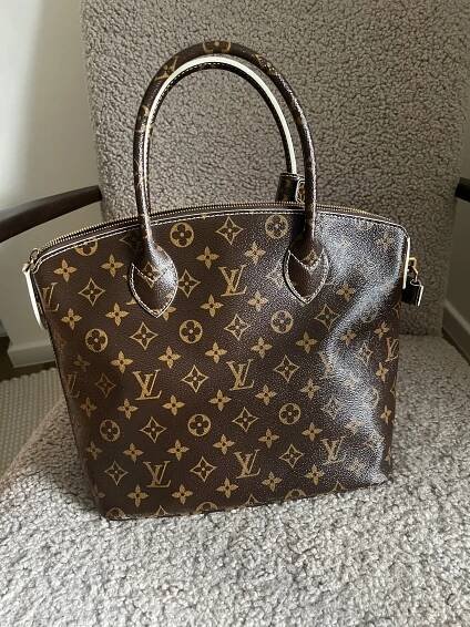 LOUIS VUITTON Lock It Monogram 2012 - Obrázek 2