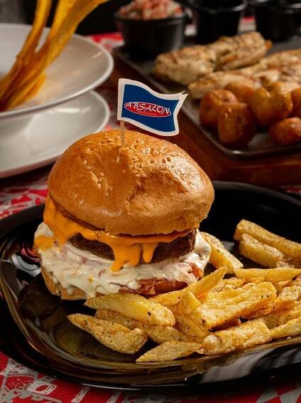 Základová fotografie na téma americké jídlo, barevný, bulka, burger, čedar, cheeseburger, chutný, dřevěná deska, fotografie