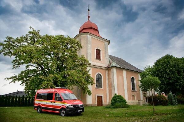 Nový dopravní automobil Volkswagen Crafter pro hasiče obce Rohovládova Bělá pomohly financovat dotace Ministerstva vnitra