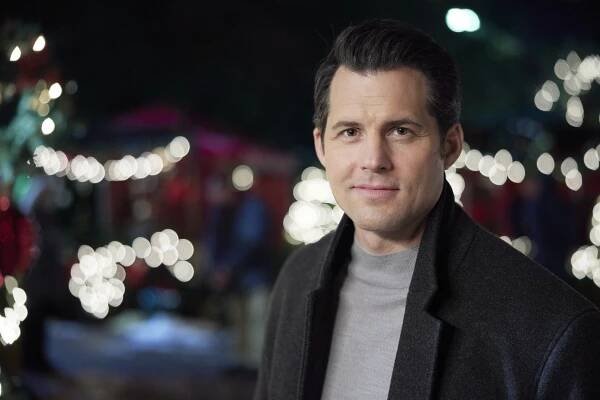 Dickensovské Vánoce - Promo - Kristoffer Polaha