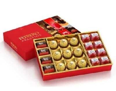 Ferrero Prestige 246g (ROCHERE: Oplatky s polevou z mléčné čokolády a drcenými lískovými oříšky, s náplní (40,5 %) a celými lískovými oříšky. MON CHERI: Čokoládové bonbony formované s likérem a celou