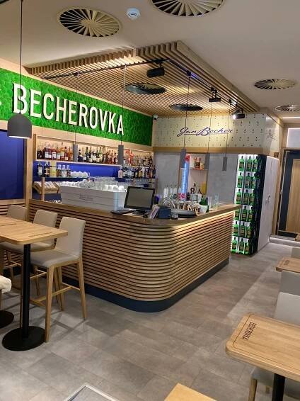 Jan Becher na Václavském náměstí: degustace 5 likérů, molekulární kaviár, oplatka a drink Beton