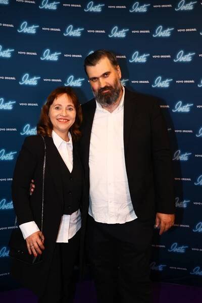 FOTO: Režisér Michal Samir s herečkou Alenou Mihulovou. – stránka 8