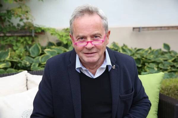 Jak bydlí legendární hlasatel Alexander Hemala. Dostane vás historický nábytek, zvláštní loutky i pavučiny na stěnách