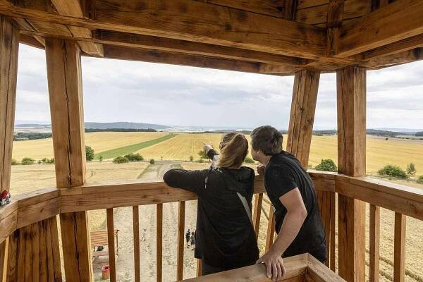 U Přemyslovic na Prostějovsku se otevřela nová rozhledna. Turistům poskytuje výhledy do širokého okolí z kopce Strážná s výškou 427 metrů nad mořem, 16. července 2025, Přemyslovice.