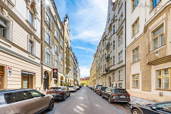 PRODÁNO. Pronájem vybaveného bytu 2+1 s parkovacím místem v ceně nájemného, Praha 1 - Bílkova - FARAON reality