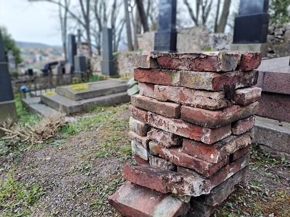 Na hřbitově Všech svatých opravují cesty i zeď. Začala další etapa jeho obnovy