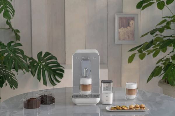 Automatický kávovar Smeg BCC13WHMEU / mléčný systém / 1350 W / 1,4 l / matná bílá jen za 10 351 Kč ✅| Vyberte si na iPrice.cz