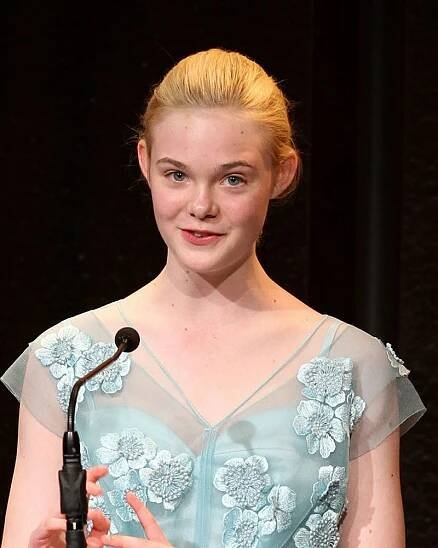 Tak mladá a tak nepozorná: Elle Fanning nechtěně ukázala zadeček