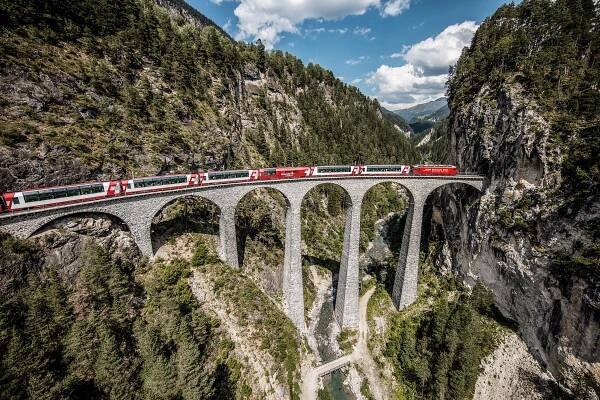 Švýcarská Grand Train Tour: vlakem za krásou a úžasem