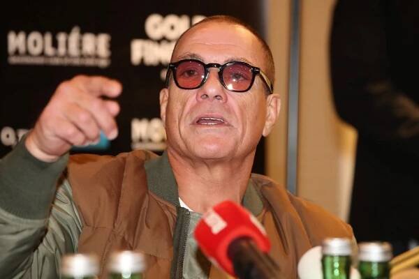 Jean-Claude Van Damme (63) v Praze: Úsměvy, podpisy a nadšení z obrazu!