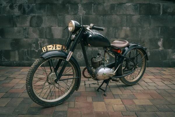 Až na jednu se nabízejí bez rezervy. Draží se Favorit MTX, Jawa 500 OHC i Citroën DS