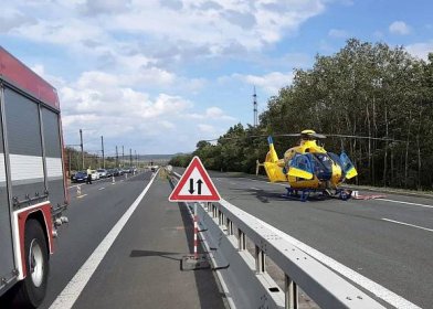 Nehoda motorky u Mostu zablokovala silnici I/13, pro motorkáře letěl vrtulník