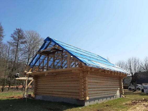Stavba srubu nedaleko Jičína