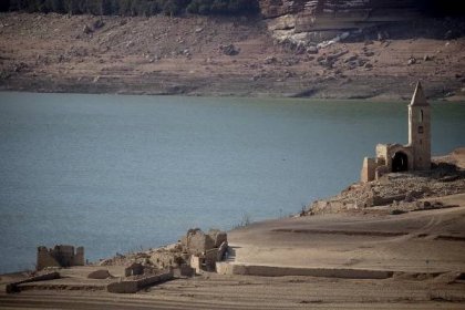 Katalánsko bojuje s kritickým suchem. Přehrada Sau má tak málo vody, že je třeba zachránit ryby odlovem