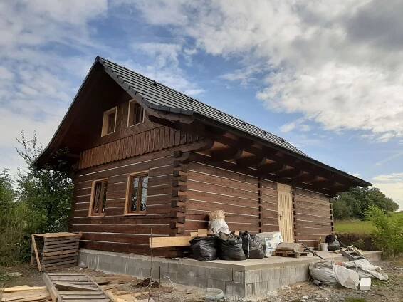 Stavba roubenky u obce Ledeč nad Sázavou
