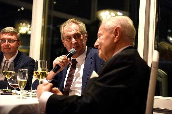 Zeman slavil s „atomovým dědkem“ Grégrem 90. Přinesl pero a „zaryl“ do Grety