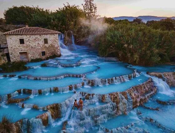 Toscane Itálie, přírodní lázně s vodopády a horkými prameny v termálních lázních Saturnia, Grosseto, Toskánsko, Itálie letecký pohled na přírodní termální vodopády v Saturnii — Stock obrázek