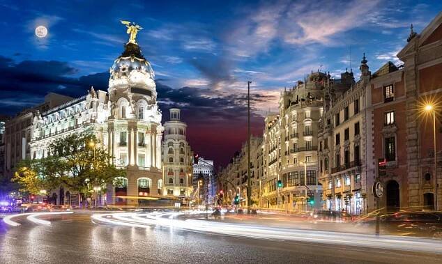 Live the Spanish experience in Madrid with a local Guide - DayIn