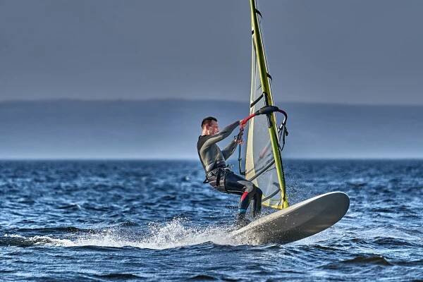 řízení během windsurfingu