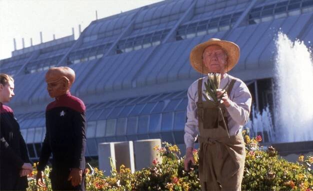 Star Trek: Vesmírná loď Voyager - Z masa a kostí - Z filmu - Ray Walston
