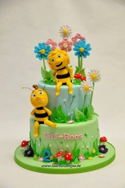 Pin van Kamali op cake