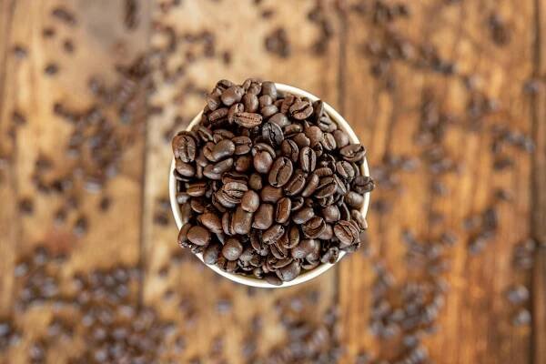 Základová fotografie na téma arabika, aroma, bílé pozadí, chuť, detail, energie, espresso fazole, hnědá, ingredience, jídlo