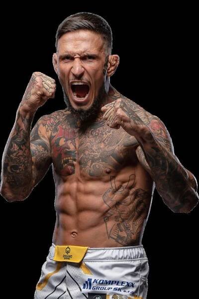 FOTO: MMA bojovník Marek Bartl. – stránka 26