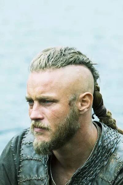 Ragnar Lothbrok, from "Vikings" | Viking haar, Ragnar lothbrok, Herenkapsels