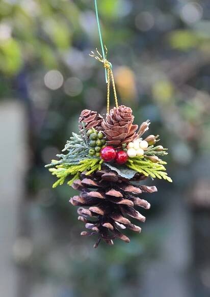 Pin by Bluemint Okazaki on クリスマス | Pine cone christmas decorations, Pinecone crafts christmas, Rustic christmas wreath