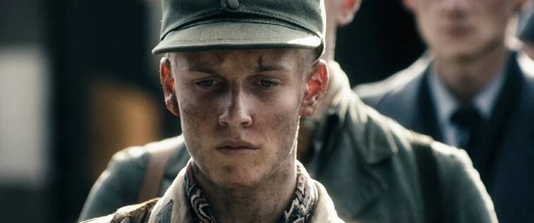 V písku - Příslib svobody - Z filmu - Louis Hofmann
