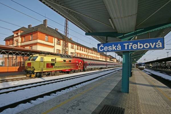 Velké problémy na koridoru: dva vlaky strhly trakční vedení v České Třebové