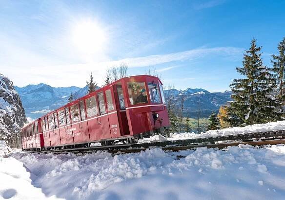 Im Schnee fahrende Schafbergbahn im Salzkammergut