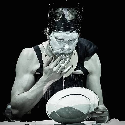 Záběr z představení Richard III., které do Prahy veze berlínské Schaubühne