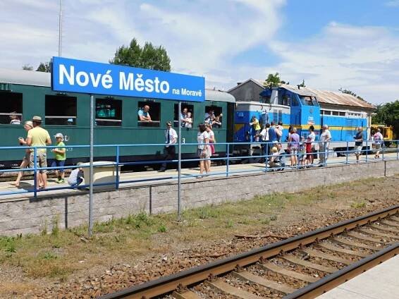 Jízdní kolo si je možné vypůjčit i na nádraží v Novém Městě