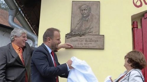 Vedení novoměstské radnice společně s Naděždou Blažíčkovou Horovou odhalilo ve Slavkovicích pamětní desku malíři Oldřichu Blažíčkovi.