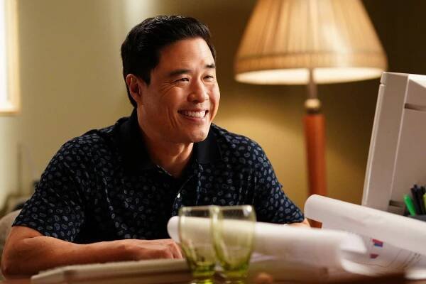 Huangovi v Americe - TMI: Too Much Integrity - Z filmu - Randall Park