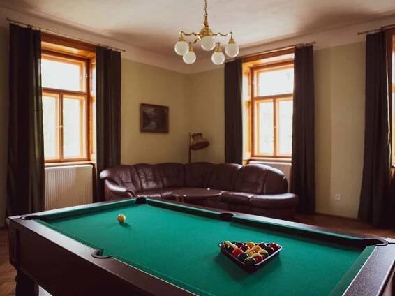 Dolní apartmán - kulečník a sezení v obývacím pokoji - vila k pronájmu Velhartice - foto 10