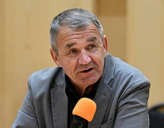 Burian prodloužil mandát Hansenovi. Nor povede pražskou operu do roku 2028