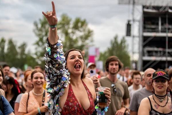 Reportáž: Colours začaly rockově. Morello měl na kytaře nápis „Vyzbrojte bezdomovce“