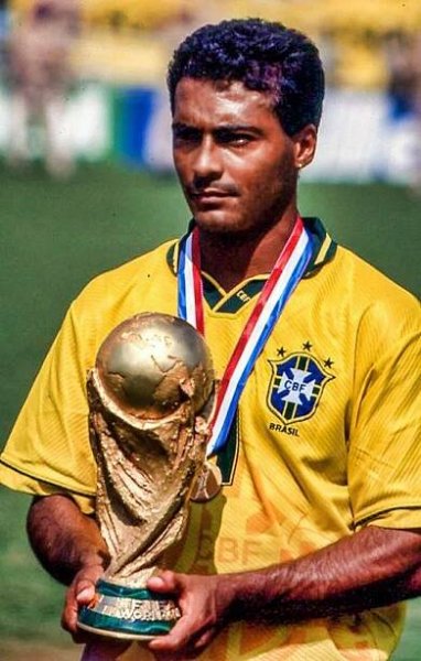 Brazilec Romário s vítěznou trofejí na MS 1994