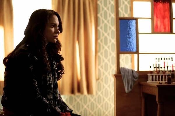 Wynonna Earp - Steel Bars and Stone Walls - Z filmu - Melanie Scrofano