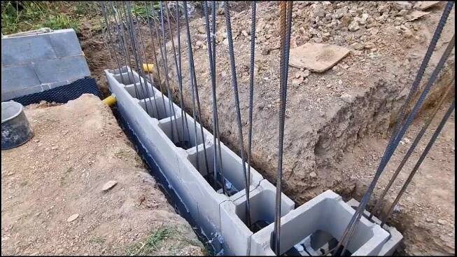 Stavba chaty svépomoci 45. Díl - Založení 30 cm ztraceného bednění na parkování