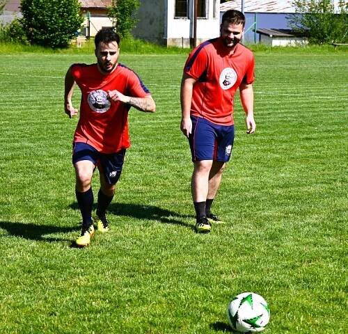 OBRAZEM: Fotbalisté Cehnic v tradičním souboji zdolali strakonické hokejisty