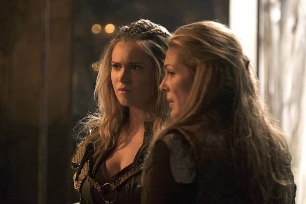 Prvních 100 - DNR - Z filmu - Eliza Taylor, Paige Turco