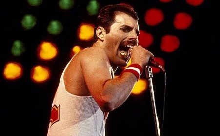 Freddie Mercury s kapelou Queen při koncertu v Milton Keynes Bowl v Anglii