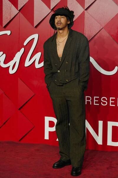 Hanbaté British Fashion Awards: Polonahá Amelia Grayová, Pamela bez make-upu a bodliny Rity Oraové
