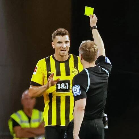 Fußball: Spielergröße kann Schiedsrichter beeinflussen