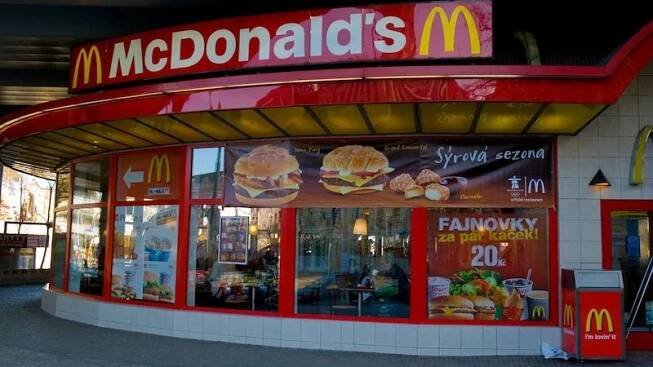 Češi si zamilovali hamburgery. Tržby McDonald’s loni stouply na 4,6 miliardy