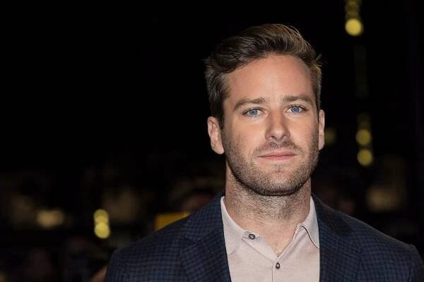 Armie Hammer po škandále s kanibalizmom otvorene o tom, že zahryzol do zvieracieho srdca